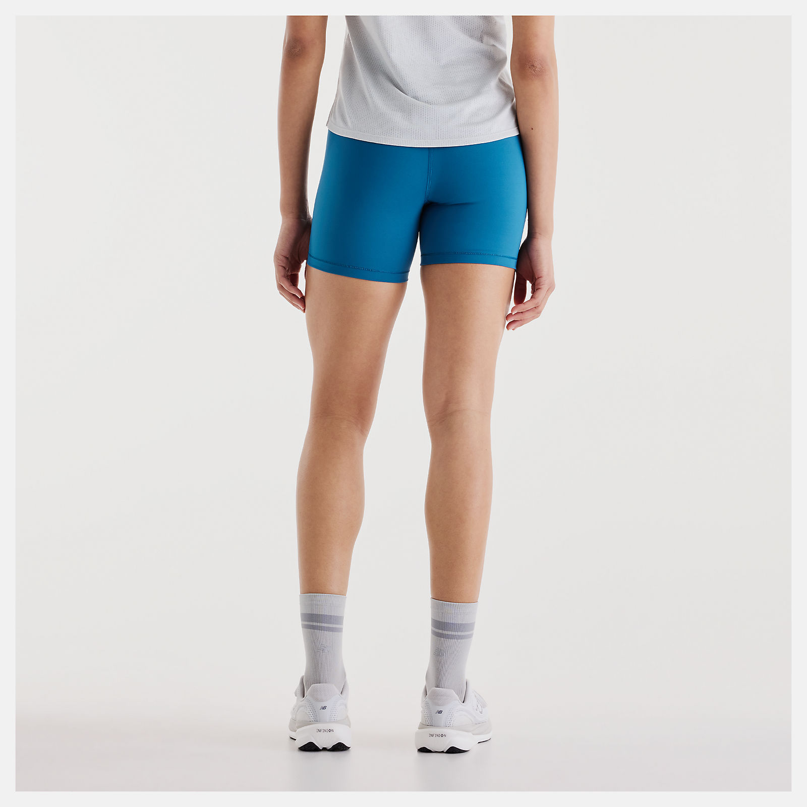 Payton is wearing size S and is 5'10"/177.8cm. Chest: 31"/79cm, Waist: 24.5"/62cm, Hips: 37"/94cm