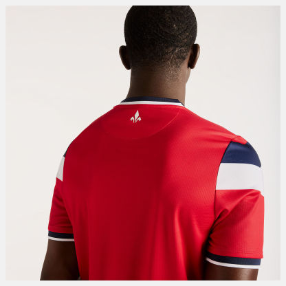 Nelson is wearing size M and is 5'4.5"/164cm. Chest: 34.75"/88cm, Waist: 29"/74cm, Hips: 35.5"/90cm