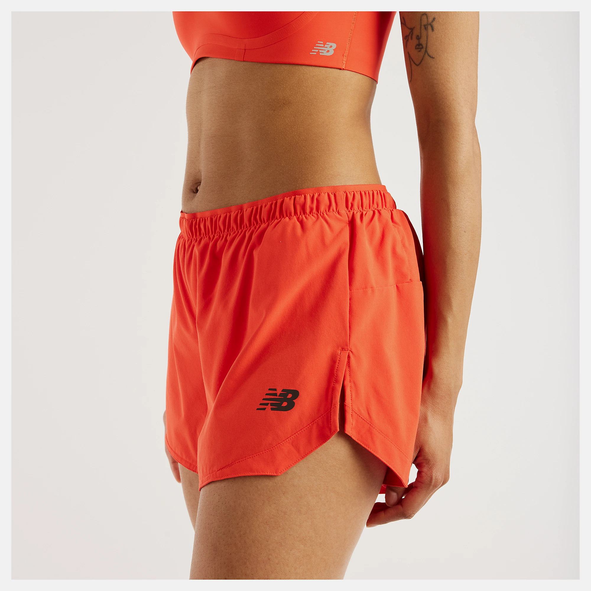 Amande lleva una talla S y mide 5'8"/172cm. Pecho : 33.5"/85cm, Cintura : 24.5"/62cm, Caderas : 35"/89cm