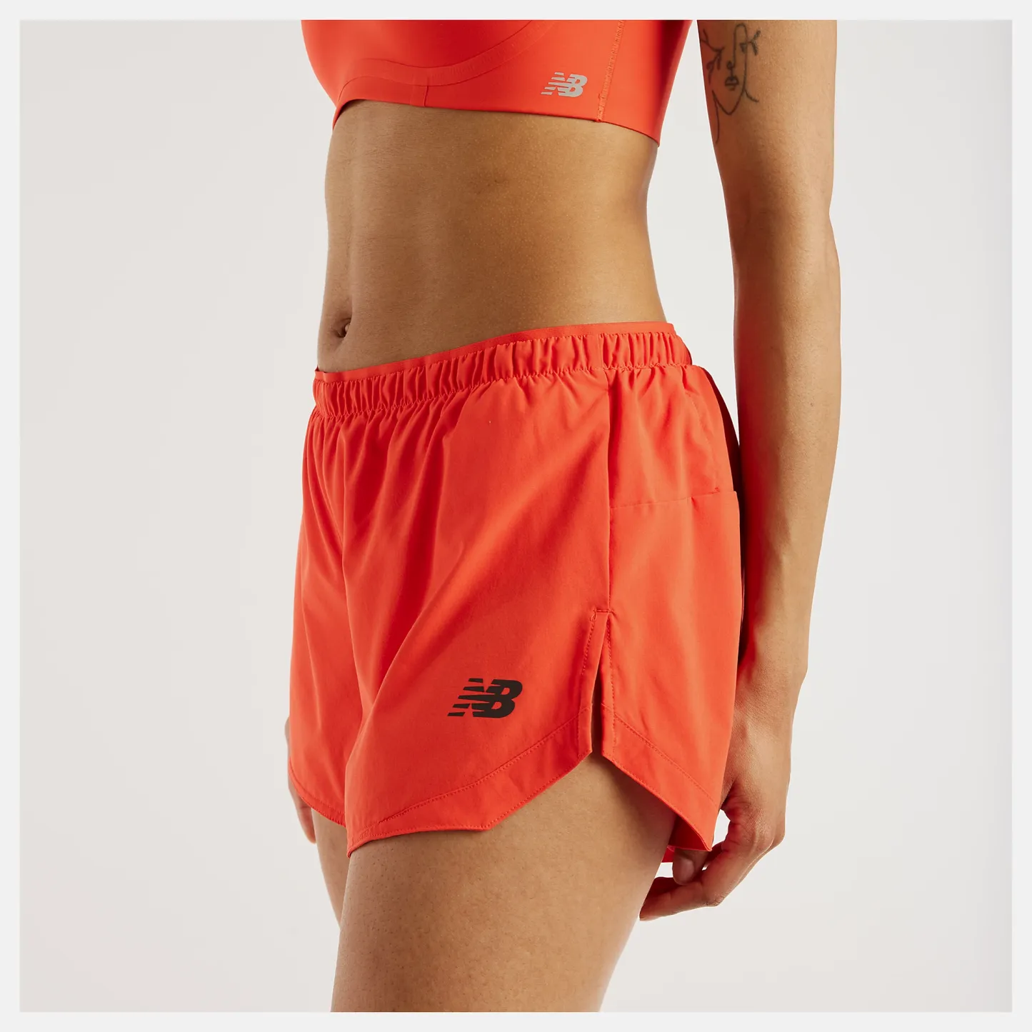 Amande lleva una talla S y mide 5'8"/172cm. Pecho : 33.5"/85cm, Cintura : 24.5"/62cm, Caderas : 35"/89cm