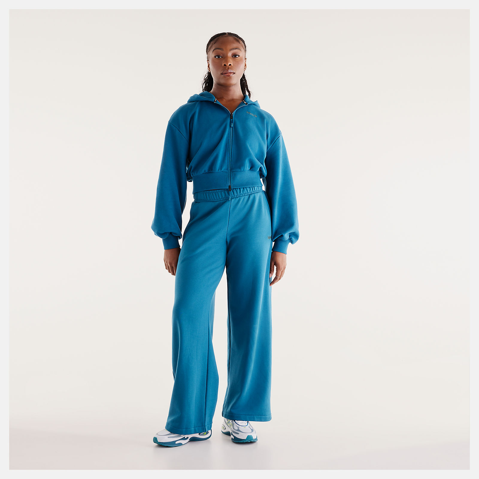 Isio-Maya is wearing size S and is 5'8"/172.72cm. Chest: 34"/86.36cm, Waist: 27.5"/69.85cm, Hips: 39"/99.06cm