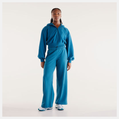 Isio-Maya is wearing size S and is 5'8"/172.72cm. Chest: 34"/86.36cm, Waist: 27.5"/69.85cm, Hips: 39"/99.06cm
