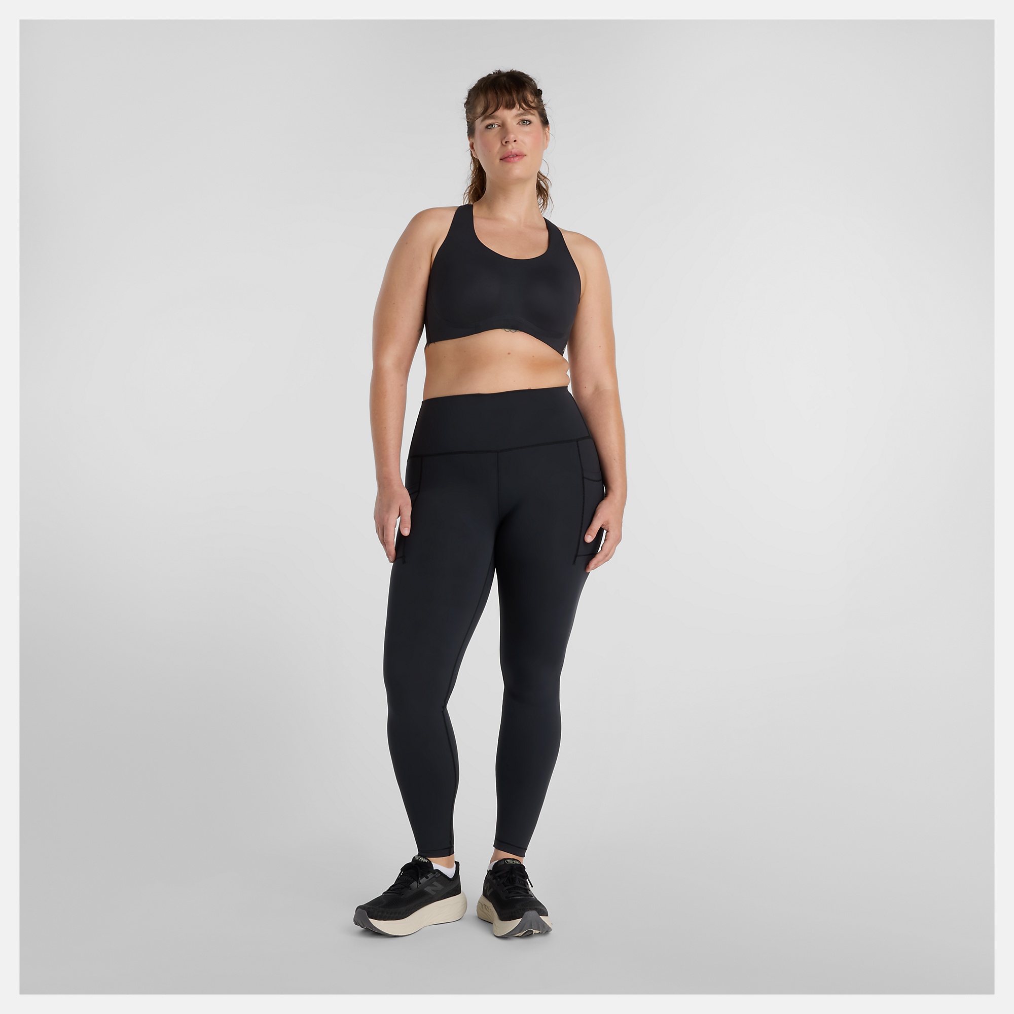 MaCara lleva una talla M y mide 5'9"/175cm. Pecho : 38"/96cm, Cintura : 32.5"/82cm, Caderas : 45"/114cm