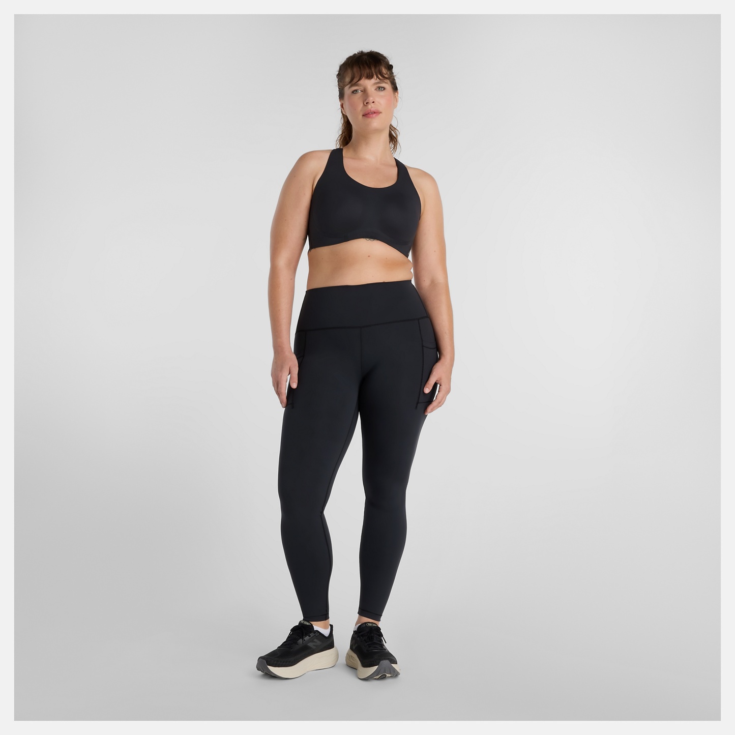 MaCara lleva una talla M y mide 5'9"/175cm. Pecho : 38"/96cm, Cintura : 32.5"/82cm, Caderas : 45"/114cm