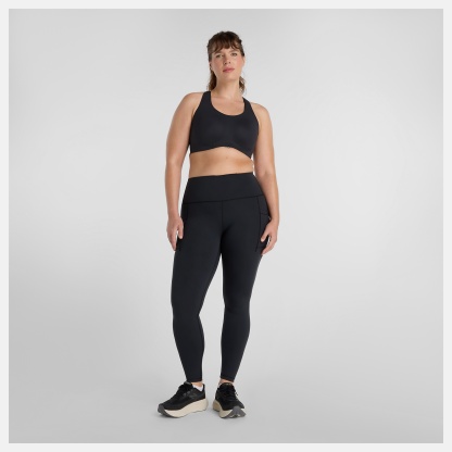 MaCara lleva una talla M y mide 5'9"/175cm. Pecho : 38"/96cm, Cintura : 32.5"/82cm, Caderas : 45"/114cm