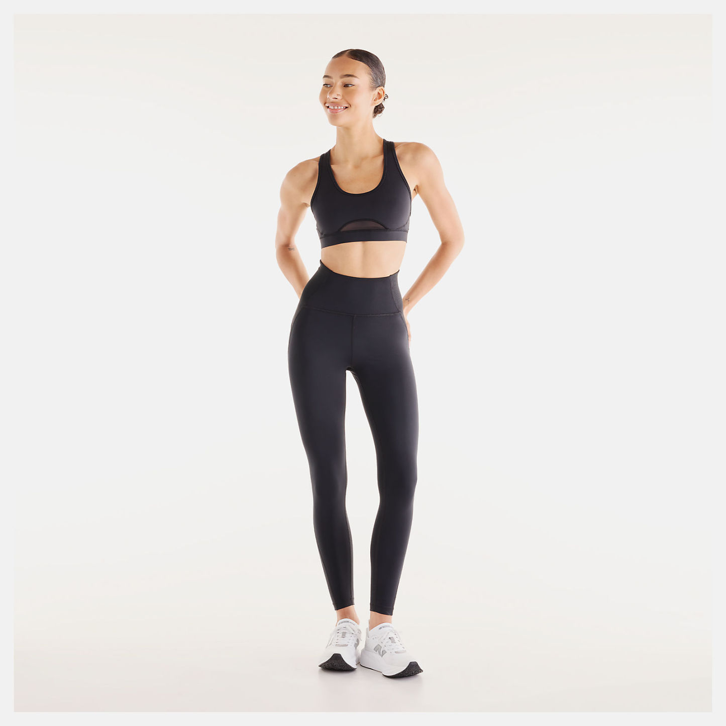 Lola is wearing size S and is 5'8"/172.72cm. Chest: 31.5"/80.01cm, Waist: 25.5"/64.77cm, Hips: 36"/91.44cm