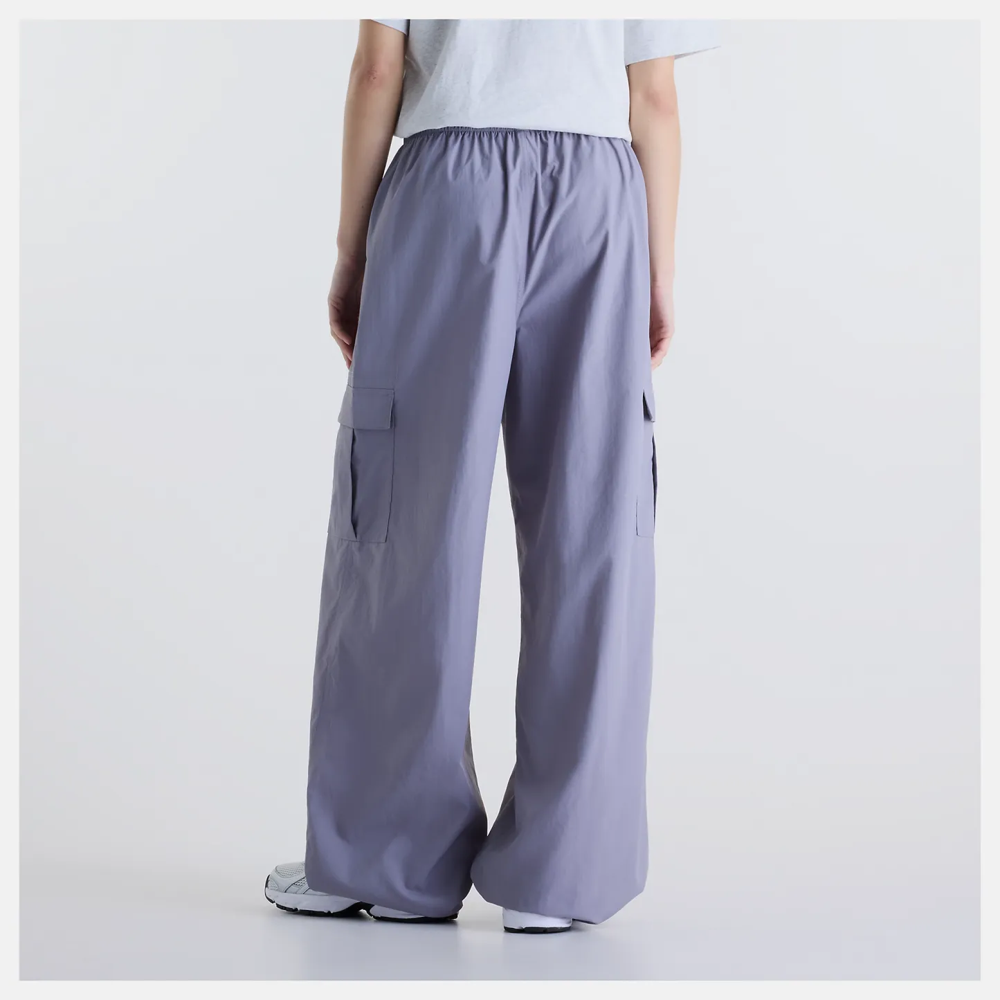 Gemma lleva una talla S y mide 5'7"/170.18cm. Pecho : 30.5"/77.47cm, Cintura : 24"/60.96cm, Caderas : 35"/88.9cm