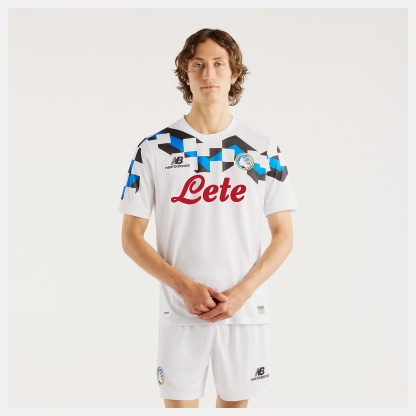 Felix lleva una talla M y mide 6'/183cm. Pecho : 36.5"/93cm, Cintura : 30.5"/78cm, Caderas : 36.5"/93cm
