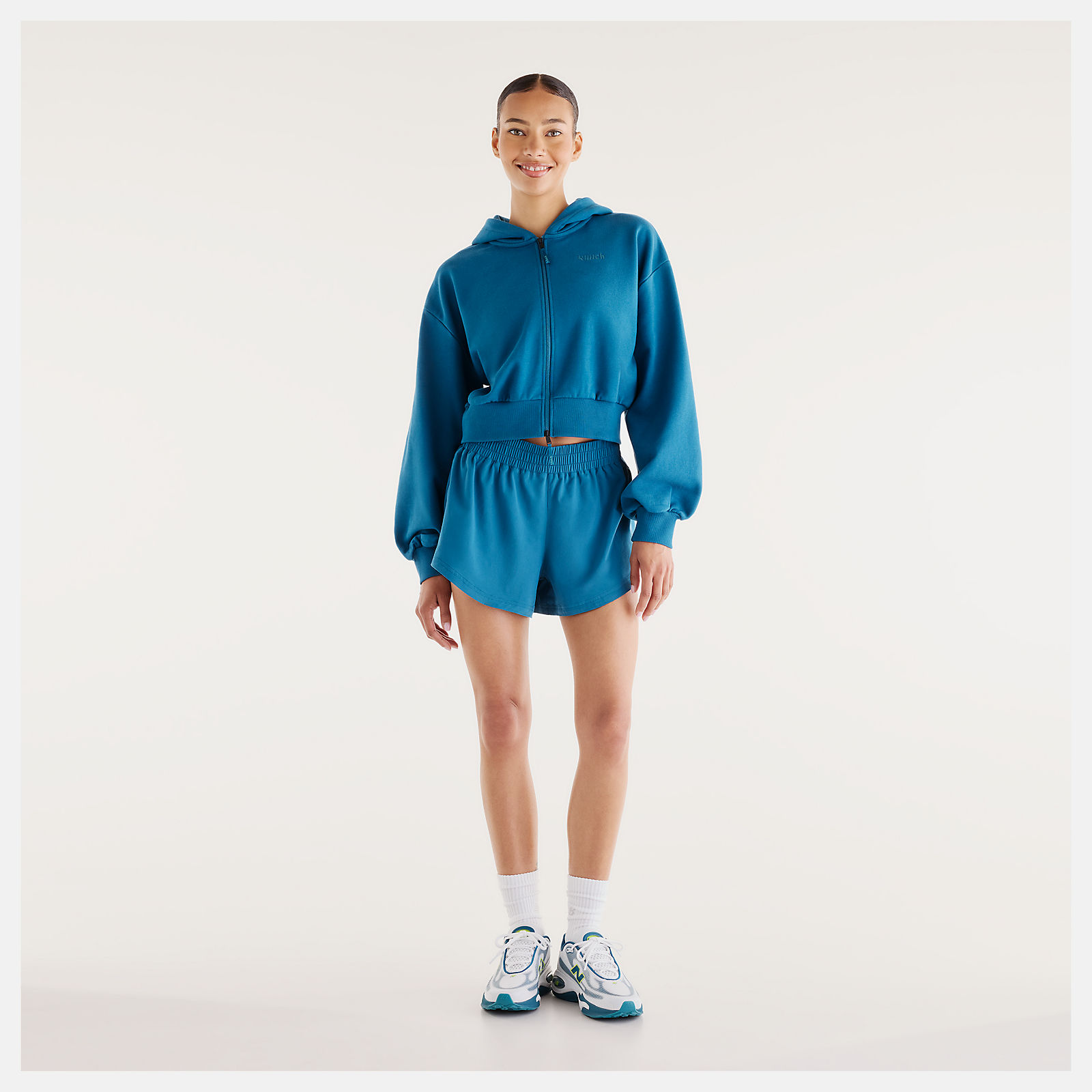 Lola is wearing size S and is 5'8"/172.72cm. Chest: 31.5"/80.01cm, Waist: 25.5"/64.77cm, Hips: 36"/91.44cm