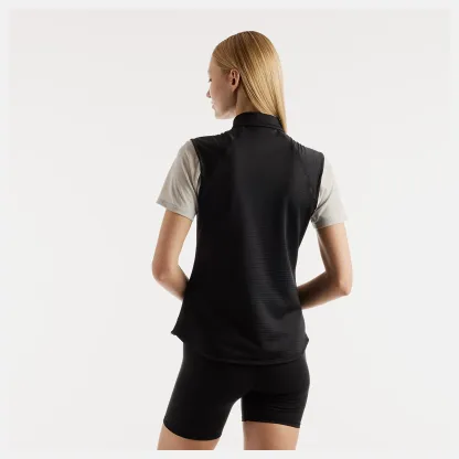 Karoliina is wearing size S and is 5'10"/178cm. Chest: 32.2"/82cm, Waist: 25.5"/65cm, Hips: 36"/91.5cm
