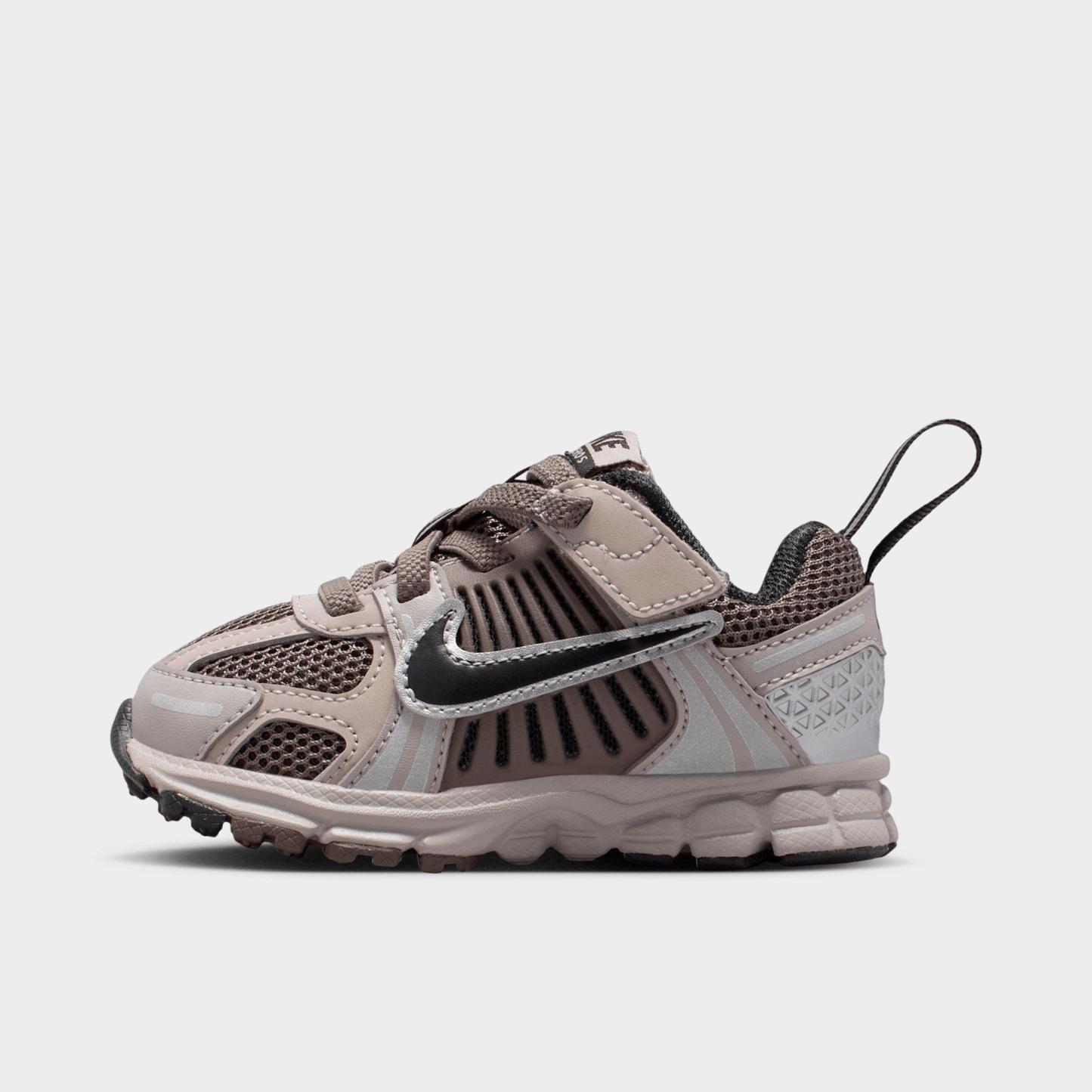 Infant and Kids' Toddler Nithtke Vomero 5 Stretch Lace Casual Shoes - College Grey/Cave Stone/Metallic Silver/Black - Left shoe facing left. Outside of the shoe.