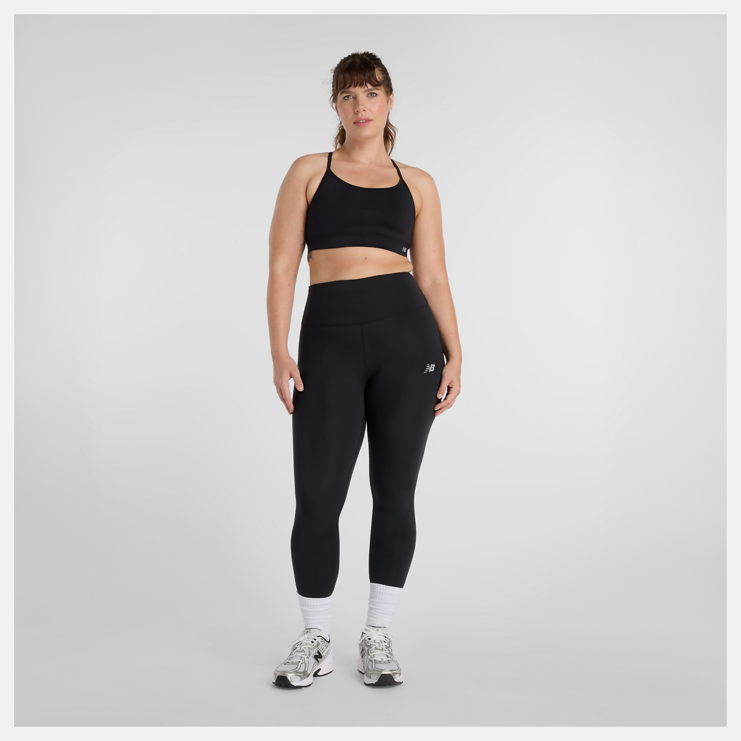 MaCara lleva una talla M y mide 5'9"/175cm. Pecho : 38"/96cm, Cintura : 32.5"/82cm, Caderas : 45"/114cm
