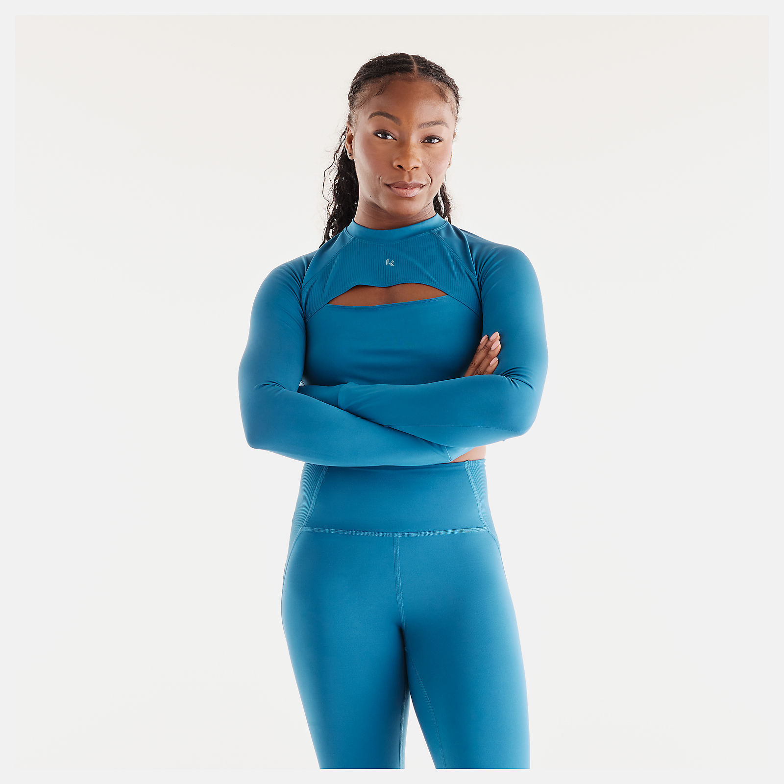 Isio-Maya is wearing size S and is 5'8"/172.72cm. Chest: 34"/86.36cm, Waist: 27.5"/69.85cm, Hips: 39"/99.06cm