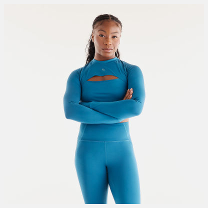 Isio-Maya is wearing size S and is 5'8"/172.72cm. Chest: 34"/86.36cm, Waist: 27.5"/69.85cm, Hips: 39"/99.06cm