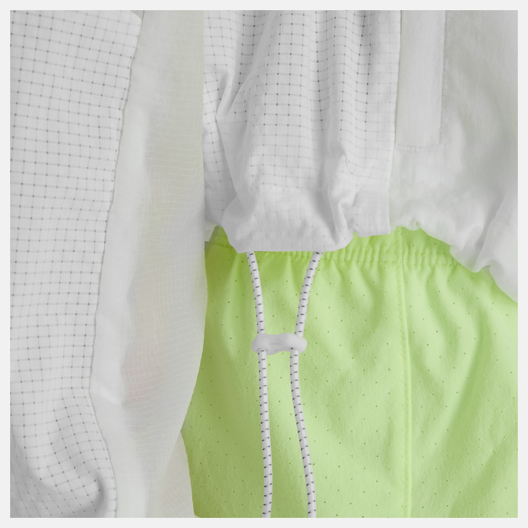 Idi lleva una talla S y mide 5'9.5"/177cm. Pecho : 32.5"/83cm, Cintura : 24.75"/63cm, Caderas : 35"/89cm