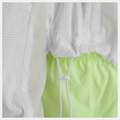 Idi lleva una talla S y mide 5'9.5"/177cm. Pecho : 32.5"/83cm, Cintura : 24.75"/63cm, Caderas : 35"/89cm