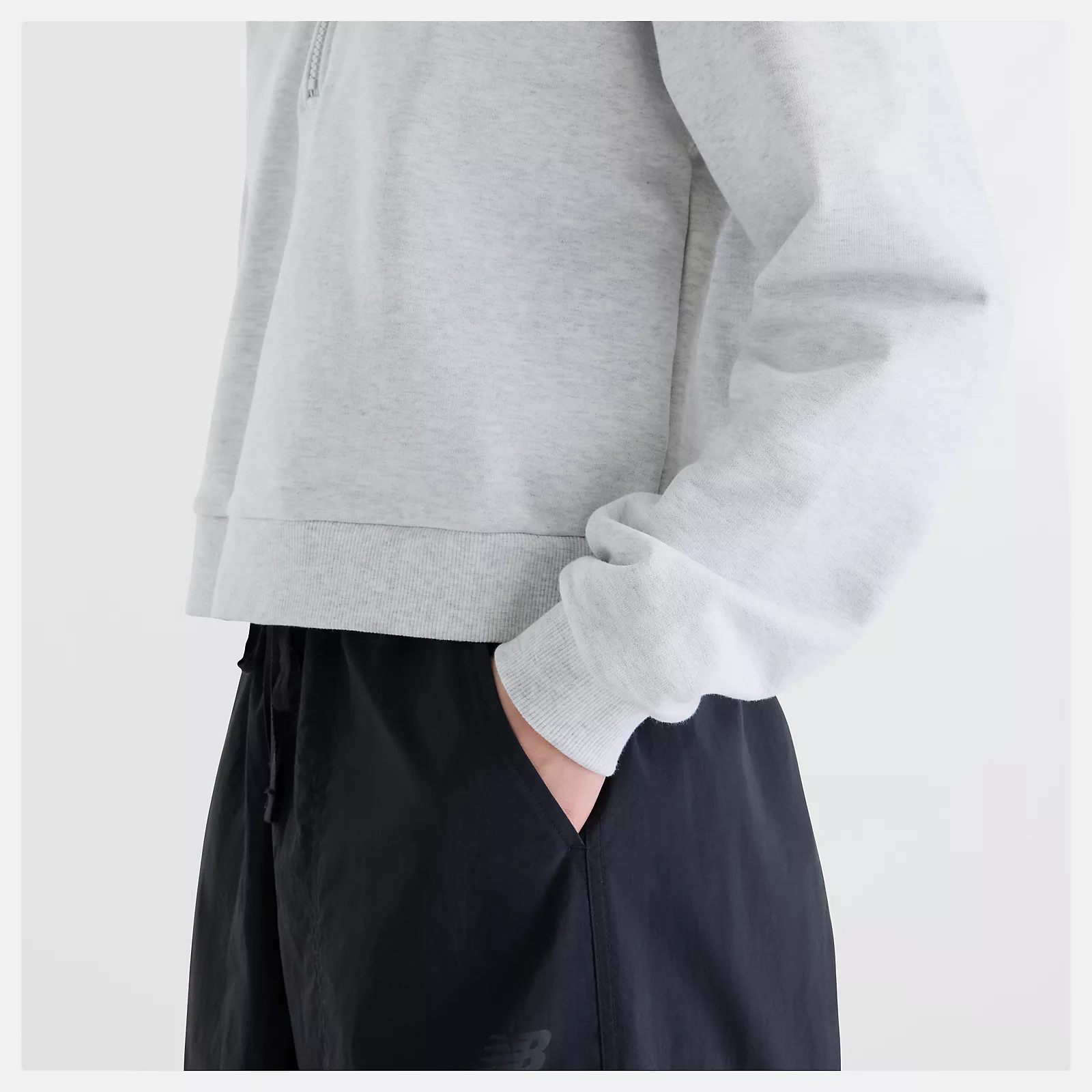 Suhyun Shin is wearing size S and is 5'7"/170.18cm. Chest: 30"/76.2cm, Waist: 24"/60.96cm, Hips: 35"/88.9cm