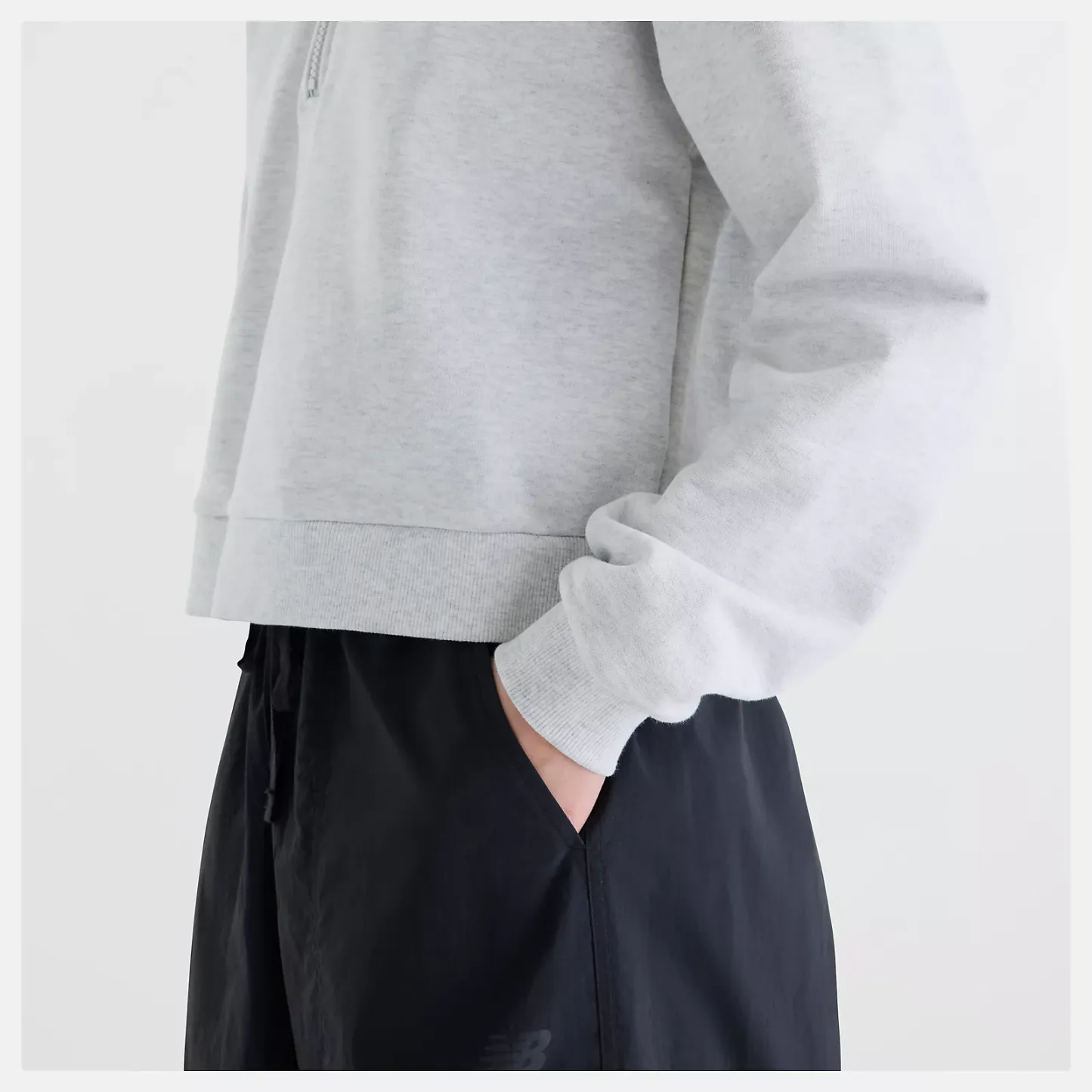 Suhyun Shin is wearing size S and is 5'7"/170.18cm. Chest: 30"/76.2cm, Waist: 24"/60.96cm, Hips: 35"/88.9cm