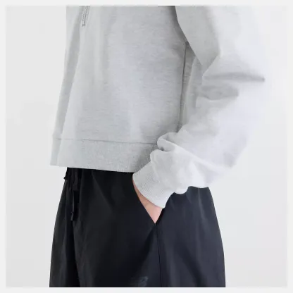 Suhyun Shin is wearing size S and is 5'7"/170.18cm. Chest: 30"/76.2cm, Waist: 24"/60.96cm, Hips: 35"/88.9cm