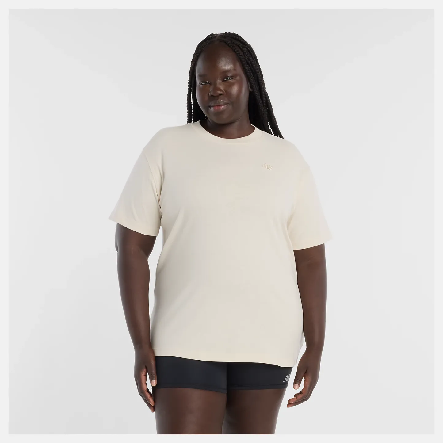 Anai is wearing size M and is 5'9"/175cm. Chest: 45"/114cm, Waist: 36.5"/93cm, Hips: 48"/122 cm