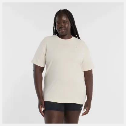 Anai is wearing size M and is 5'9"/175cm. Chest: 45"/114cm, Waist: 36.5"/93cm, Hips: 48"/122 cm