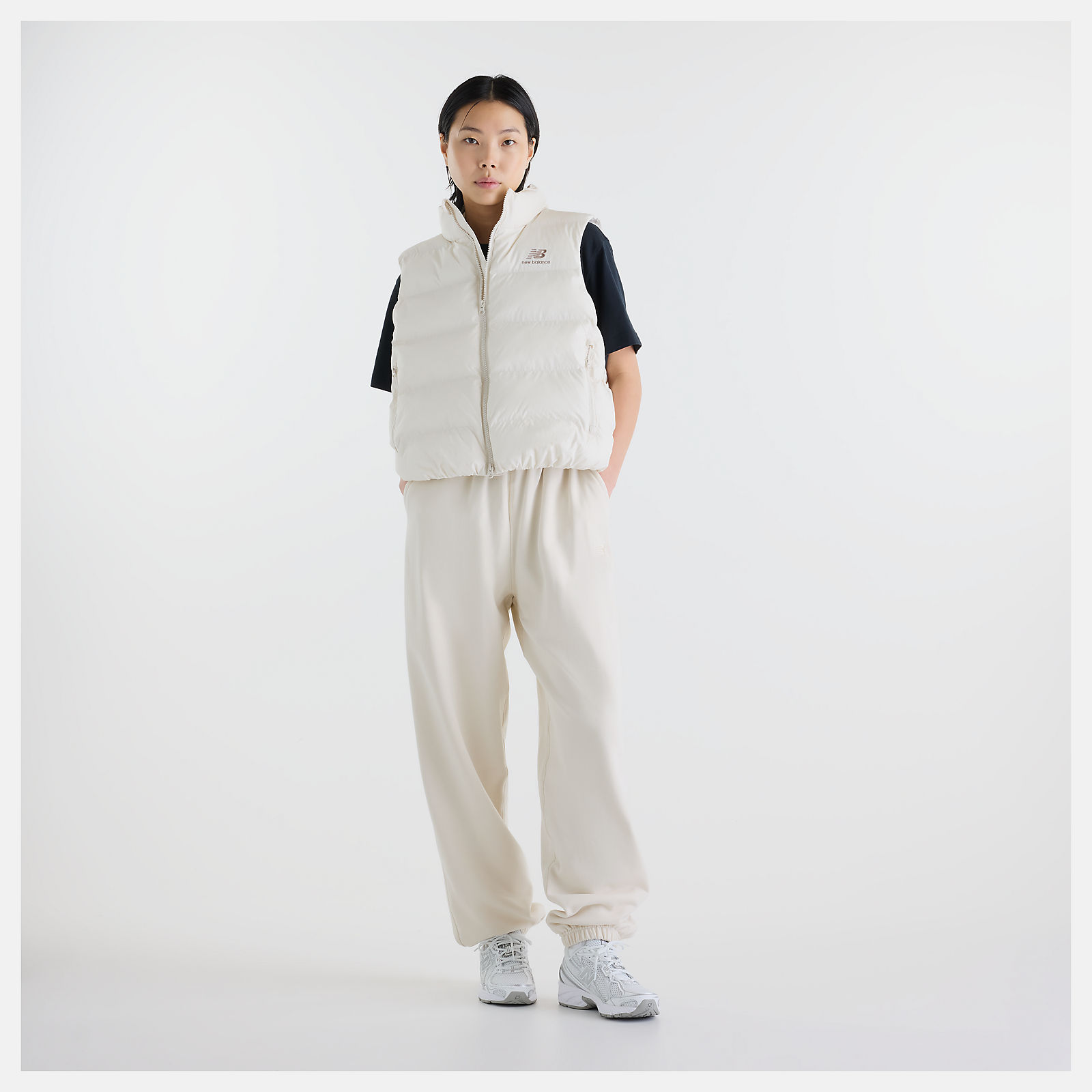 Suhyun Shin is wearing size S and is 5'7"/170.18cm. Chest: 30"/76.2cm, Waist: 24"/60.96cm, Hips: 35"/88.9cm