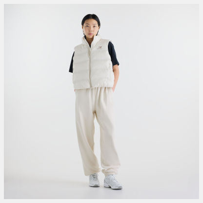 Suhyun Shin is wearing size S and is 5'7"/170.18cm. Chest: 30"/76.2cm, Waist: 24"/60.96cm, Hips: 35"/88.9cm