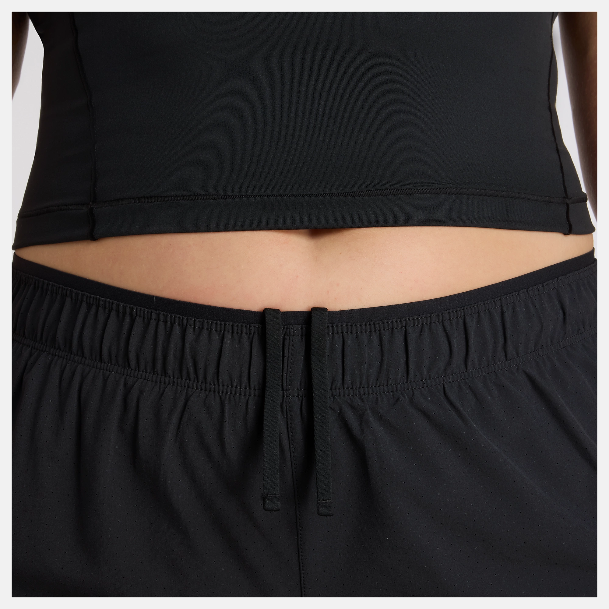 MaCara lleva una talla M y mide 5'9"/175cm. Pecho : 38"/96cm, Cintura : 32.5"/82cm, Caderas : 45"/114cm