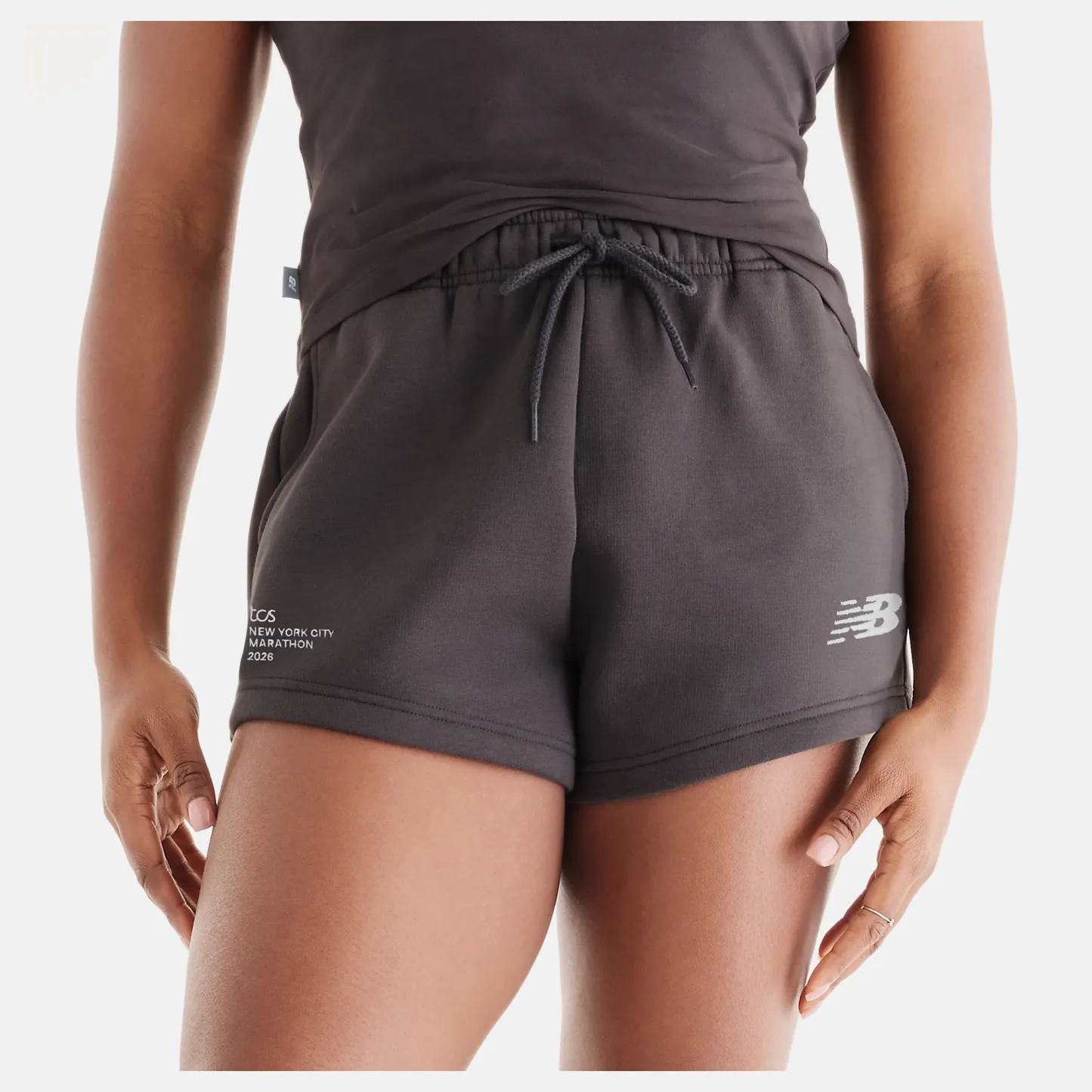 Isio-Maya lleva una talla S y mide 5'8"/172.72cm. Pecho : 34"/86.36cm, Cintura : 27.5"/69.85cm, Caderas : 39"/99.06cm