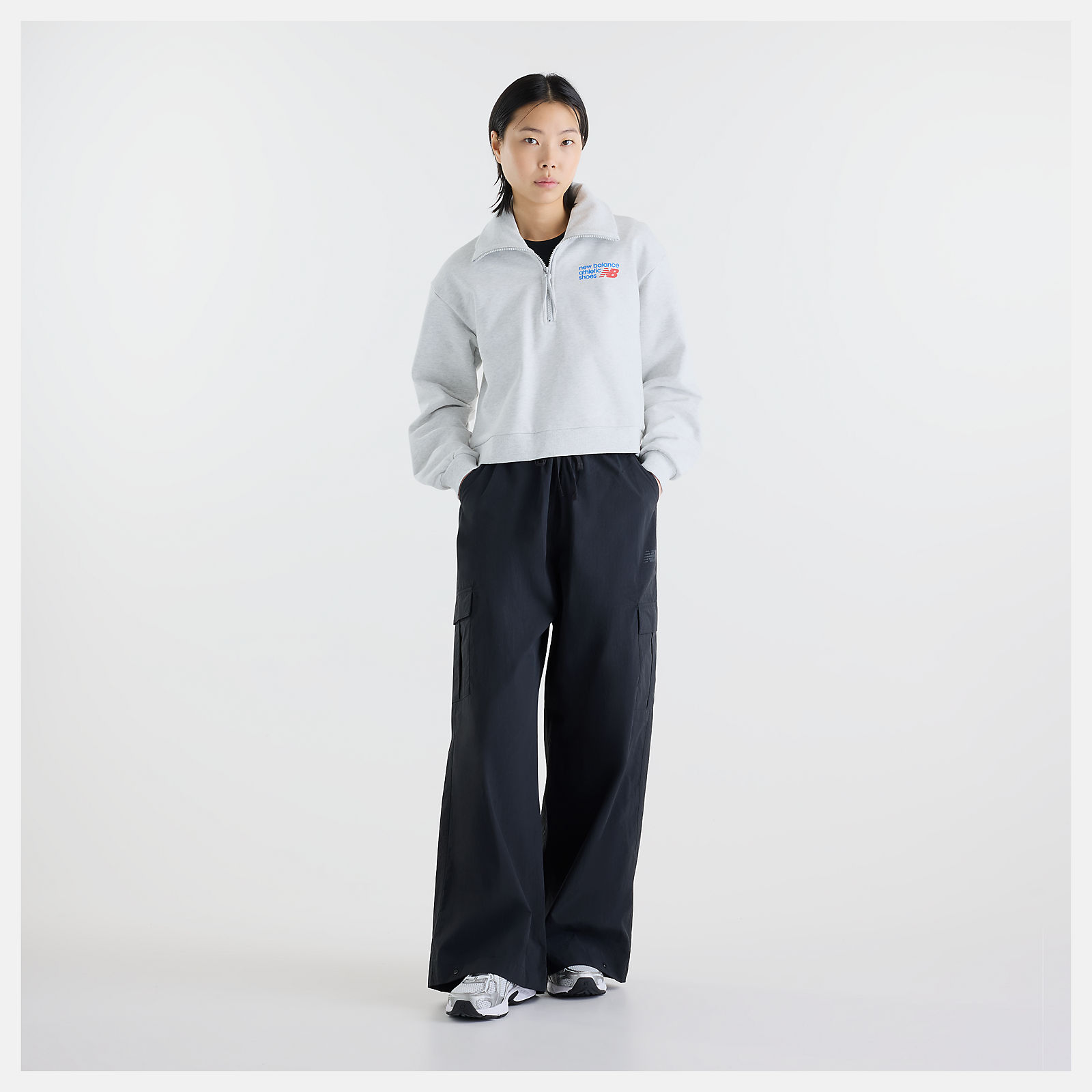 Suhyun Shin is wearing size S and is 5'7"/170.18cm. Chest: 30"/76.2cm, Waist: 24"/60.96cm, Hips: 35"/88.9cm