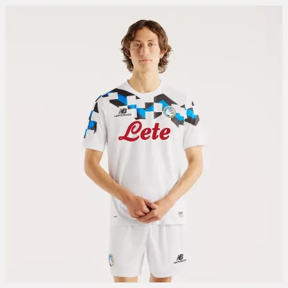 Felix is wearing size M and is 6'/183cm. Chest: 36.5"/93cm, Waist: 30.5"/78cm, Hips: 36.5"/93cm