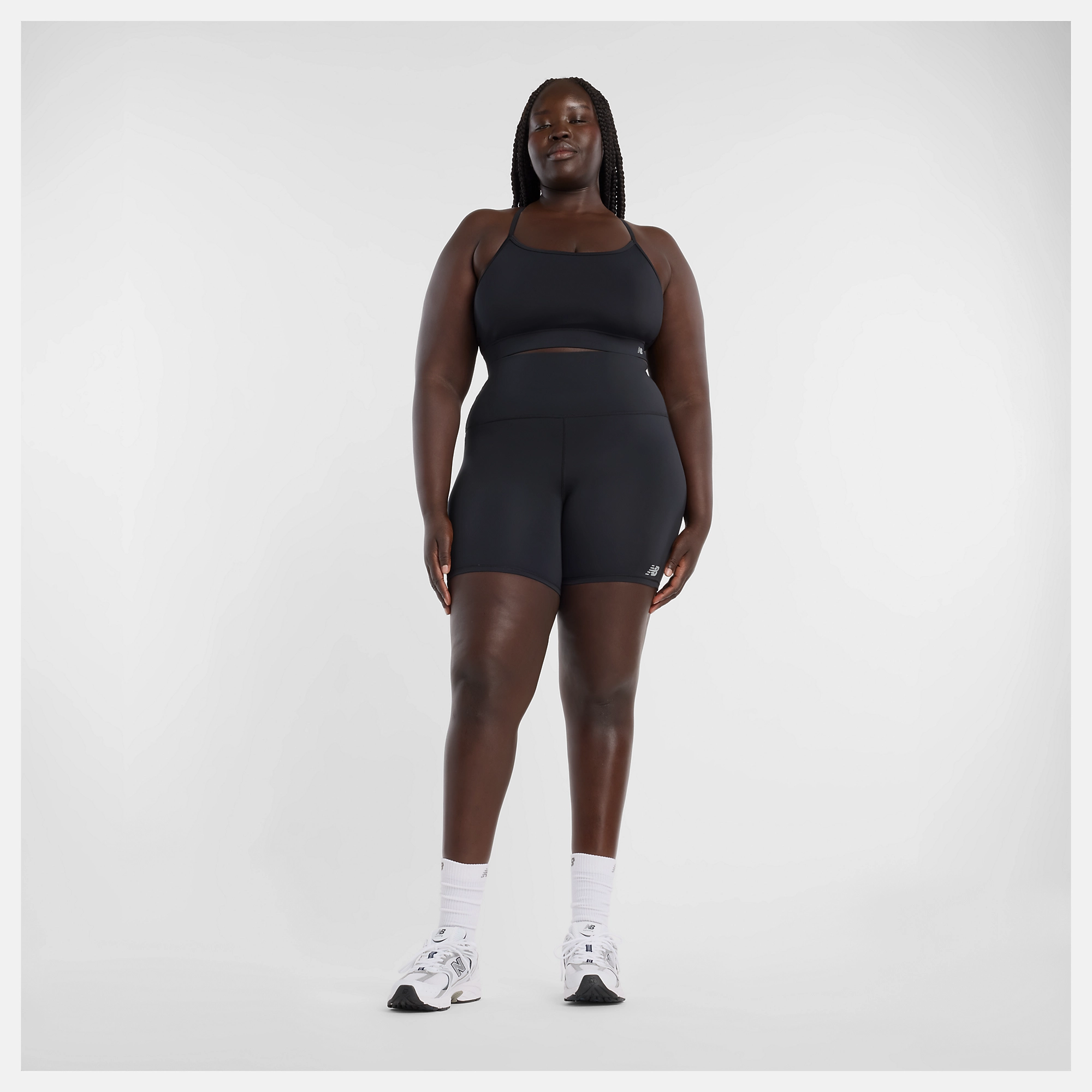 Anai lleva una talla L y mide 5'9"/175cm. Pecho : 45"/114cm, Cintura : 36.5"/93cm, Caderas : 48"/122 cm