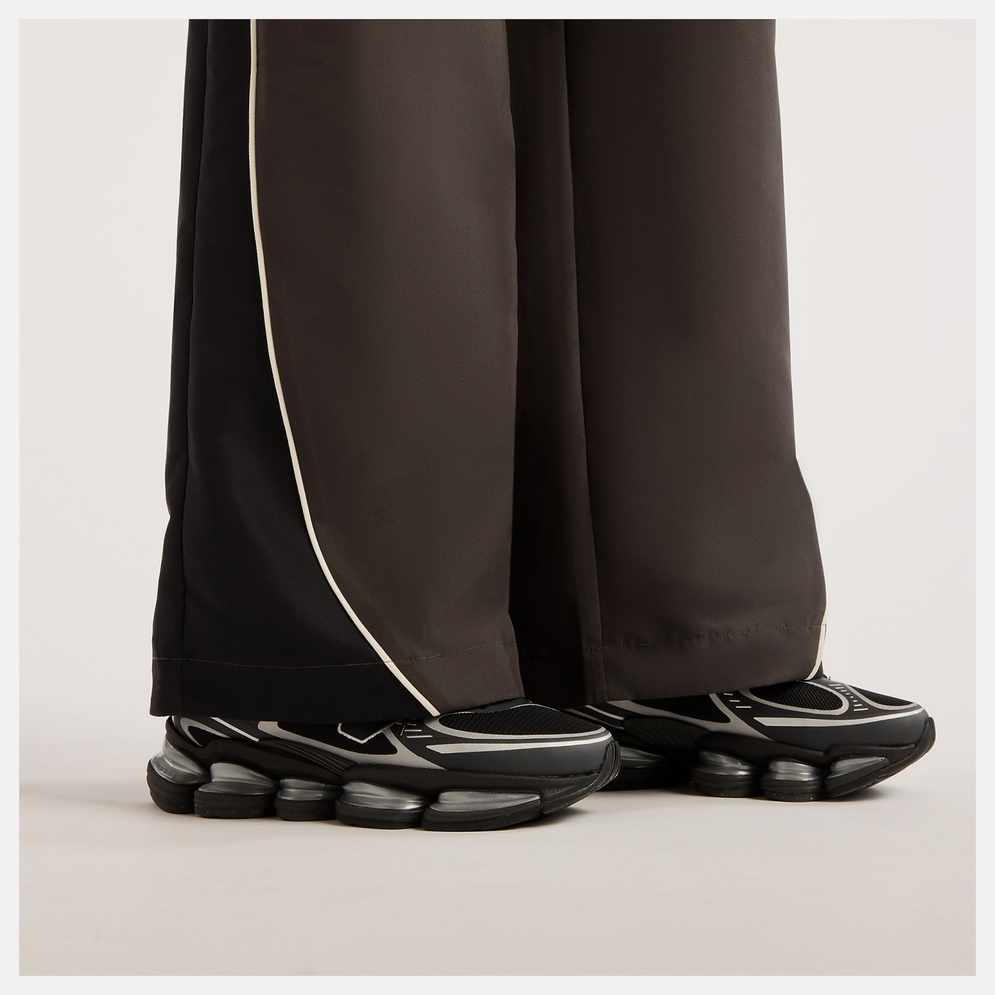 Orietta lleva una talla S y mide 5'8.5"/174cm. Pecho : 31.5"/80cm, Cintura : 23"/58cm, Caderas : 34"/86cm