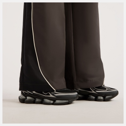 Orietta lleva una talla S y mide 5'8.5"/174cm. Pecho : 31.5"/80cm, Cintura : 23"/58cm, Caderas : 34"/86cm