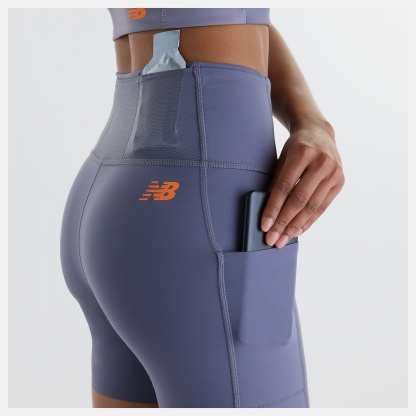 Chi lleva una talla S y mide 5'9"/ 175cm. Pecho : 32"/81cm, Cintura : 24"/61cm, Caderas : 35"/89cm
