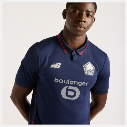 Nelson is wearing size M and is 5'4.5"/164cm. Chest: 34.75"/88cm, Waist: 29"/74cm, Hips: 35.5"/90cm