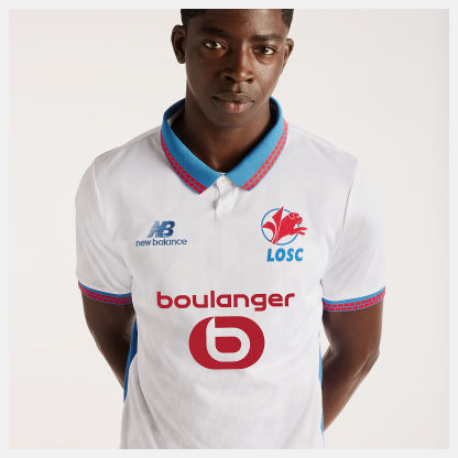 Nelson is wearing size M and is 5'4.5"/164cm. Chest: 34.75"/88cm, Waist: 29"/74cm, Hips: 35.5"/90cm