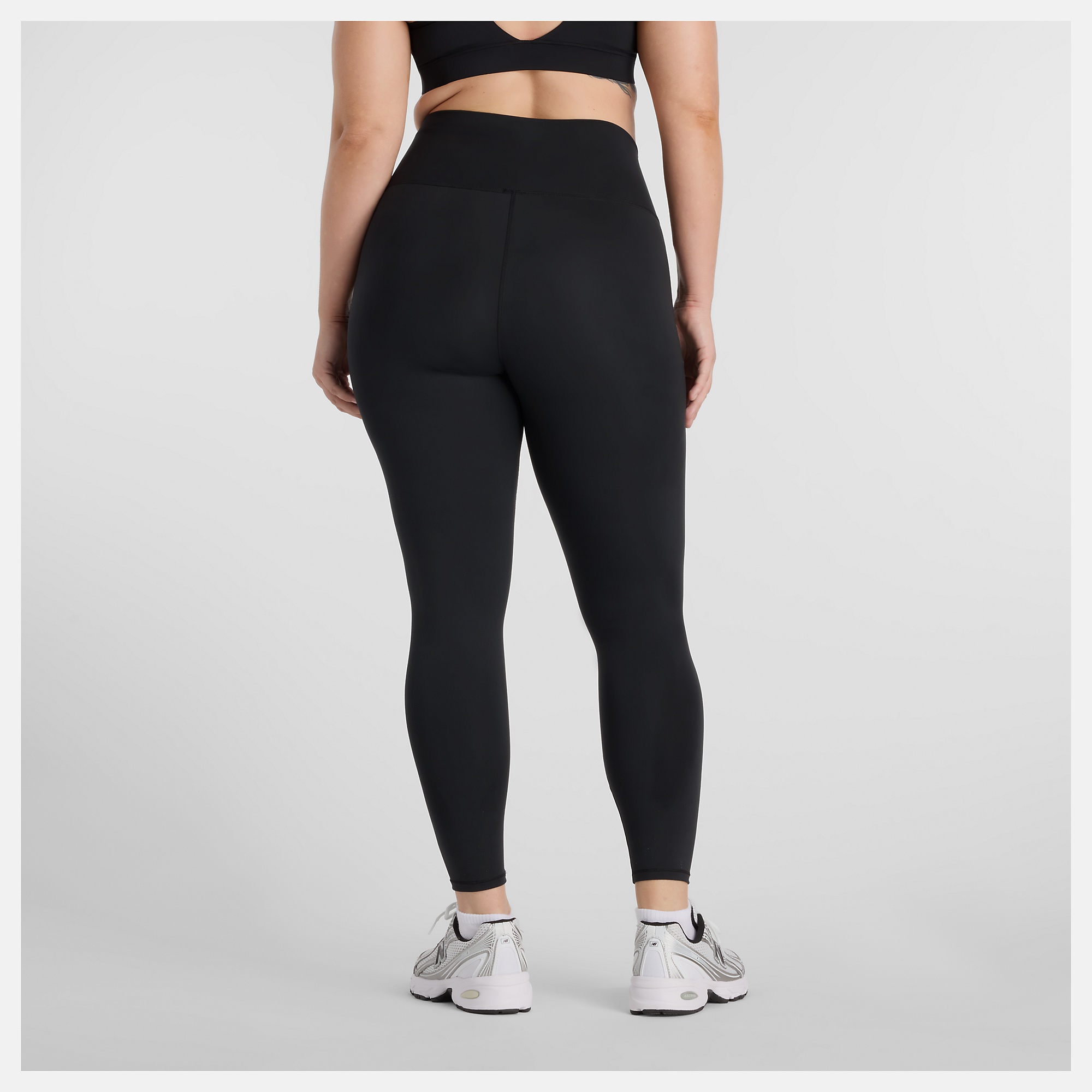 MaCara lleva una talla M y mide 5'9"/175cm. Pecho : 38"/96cm, Cintura : 32.5"/82cm, Caderas : 45"/114cm