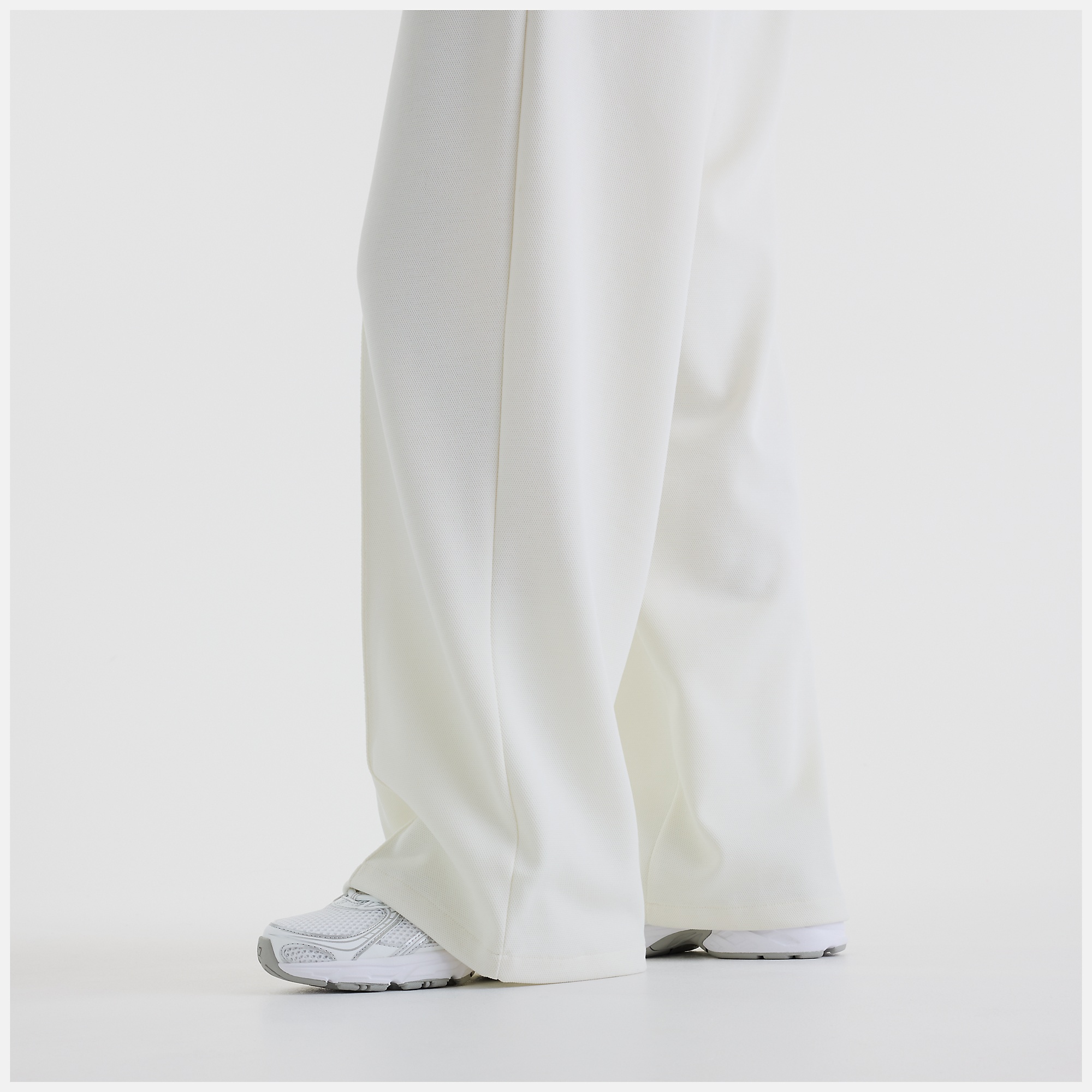 Suhyun lleva una talla S y mide 5'7"/170.18cm. Pecho : 30"/76.2cm, Cintura : 24"/60.96cm, Caderas : 35"/88.9cm