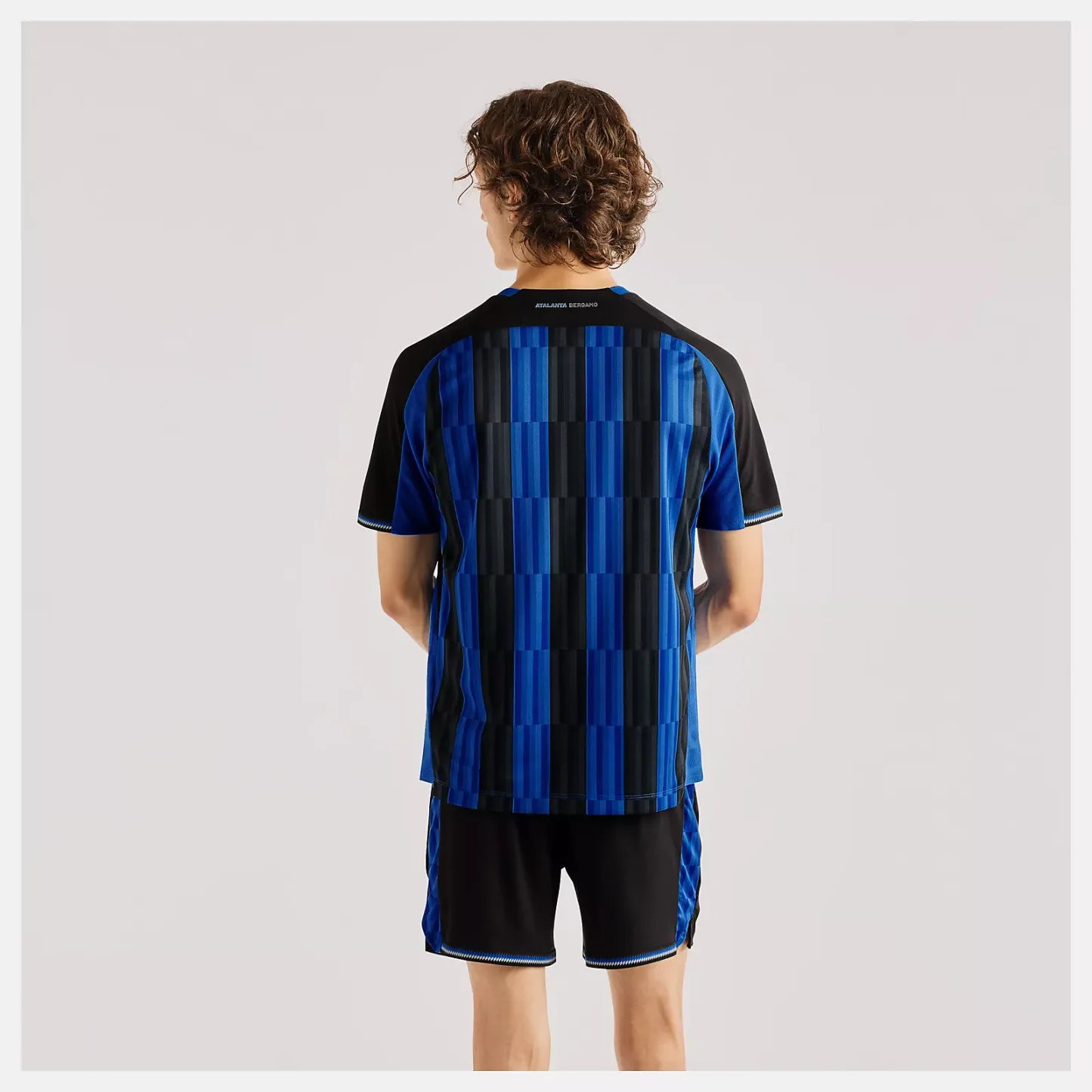 Felix is wearing size M and is 6'/183cm. Chest: 36.5"/93cm, Waist: 30.5"/78cm, Hips: 36.5"/93cm