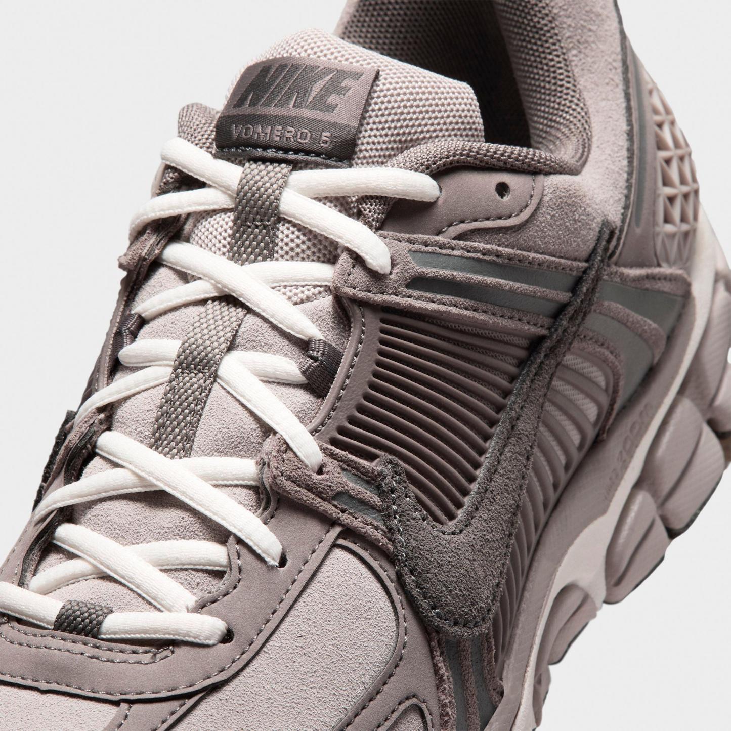 Men's Nithtke Zoom Vomero 5 Casual Shoes - Part 1 - College Grey/Cave Stone/Sail/Medium Ash - Detail shot