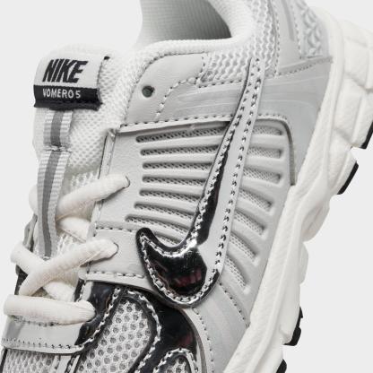 Kids' Toddler Nithtke Vomero 5 Casual Shoes - Photon Dust/Gridiron/Chrome - Detail shot