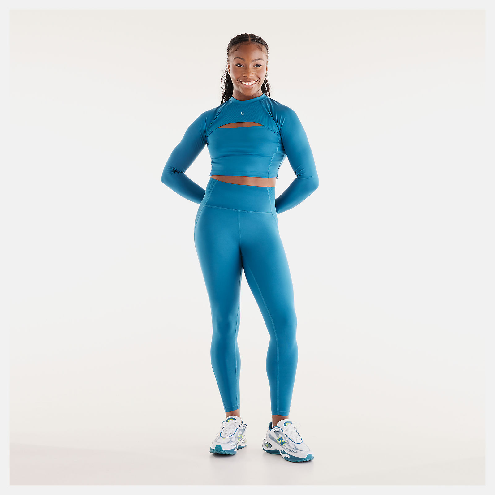 Isio-Maya is wearing size S and is 5'8"/172.72cm. Chest: 34"/86.36cm, Waist: 27.5"/69.85cm, Hips: 39"/99.06cm