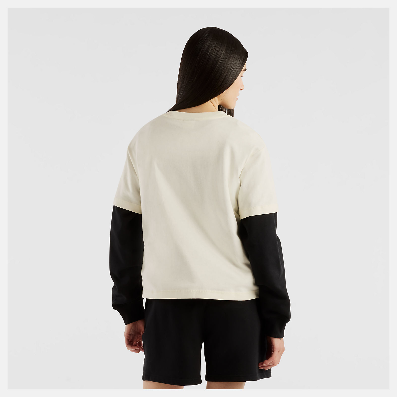 Augustina is wearing size S and is 5'7"/171cm. Chest: 32"/81cm, Waist: 24"/61cm, Hips: 36.25"/92cm