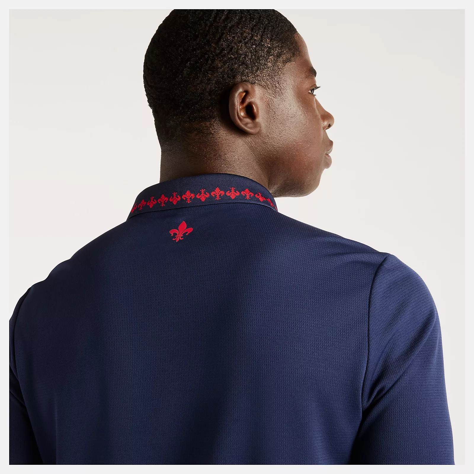 Nelson is wearing size M and is 5'4.5"/164cm. Chest: 34.75"/88cm, Waist: 29"/74cm, Hips: 35.5"/90cm