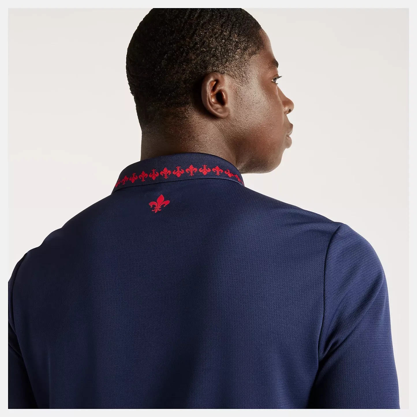 Nelson is wearing size M and is 5'4.5"/164cm. Chest: 34.75"/88cm, Waist: 29"/74cm, Hips: 35.5"/90cm