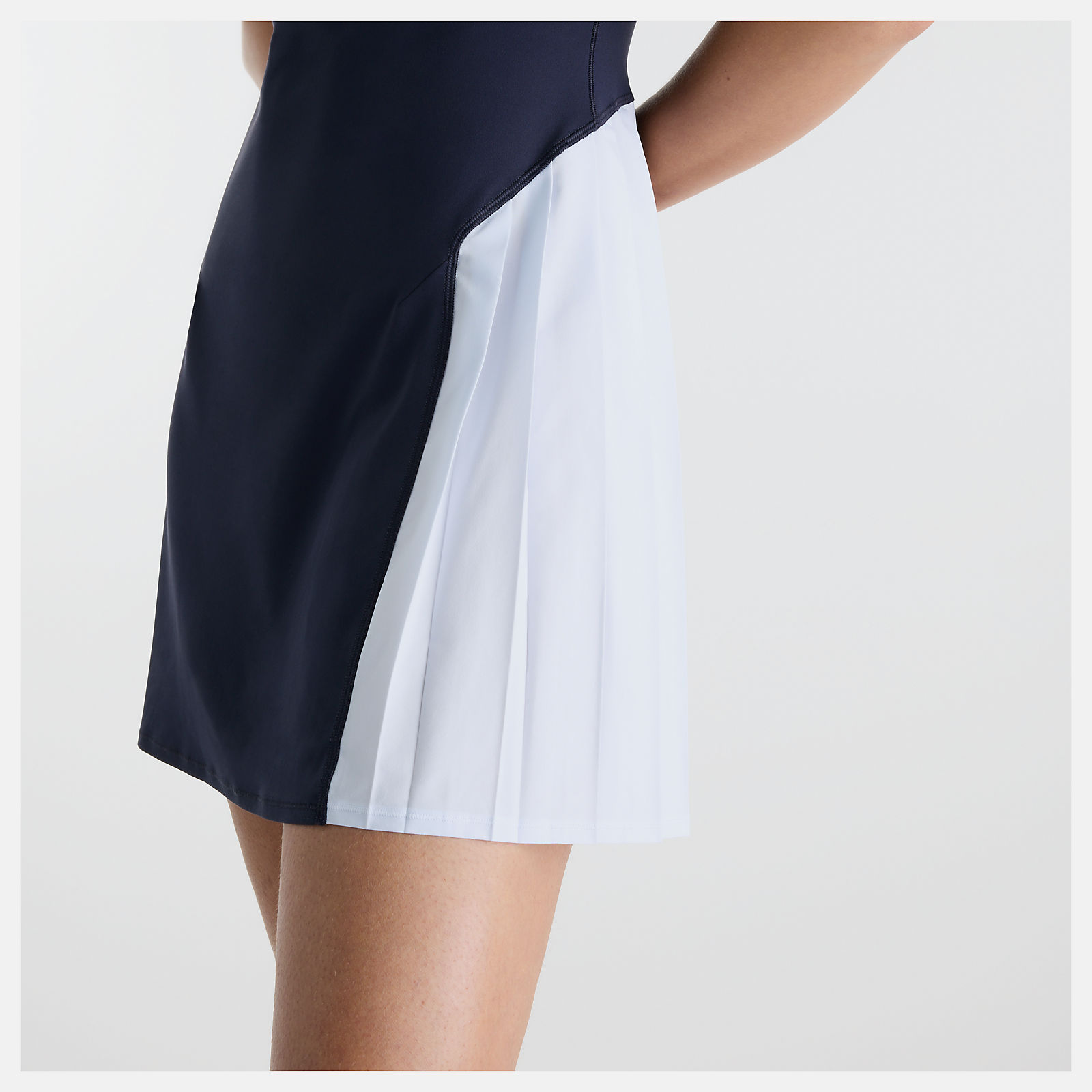 Nisaa is wearing size S and is 5'10"/177.8cm. Chest: 32"/81.28cm, Waist: 26"/66.04cm, Hips: 39"/99.06cm