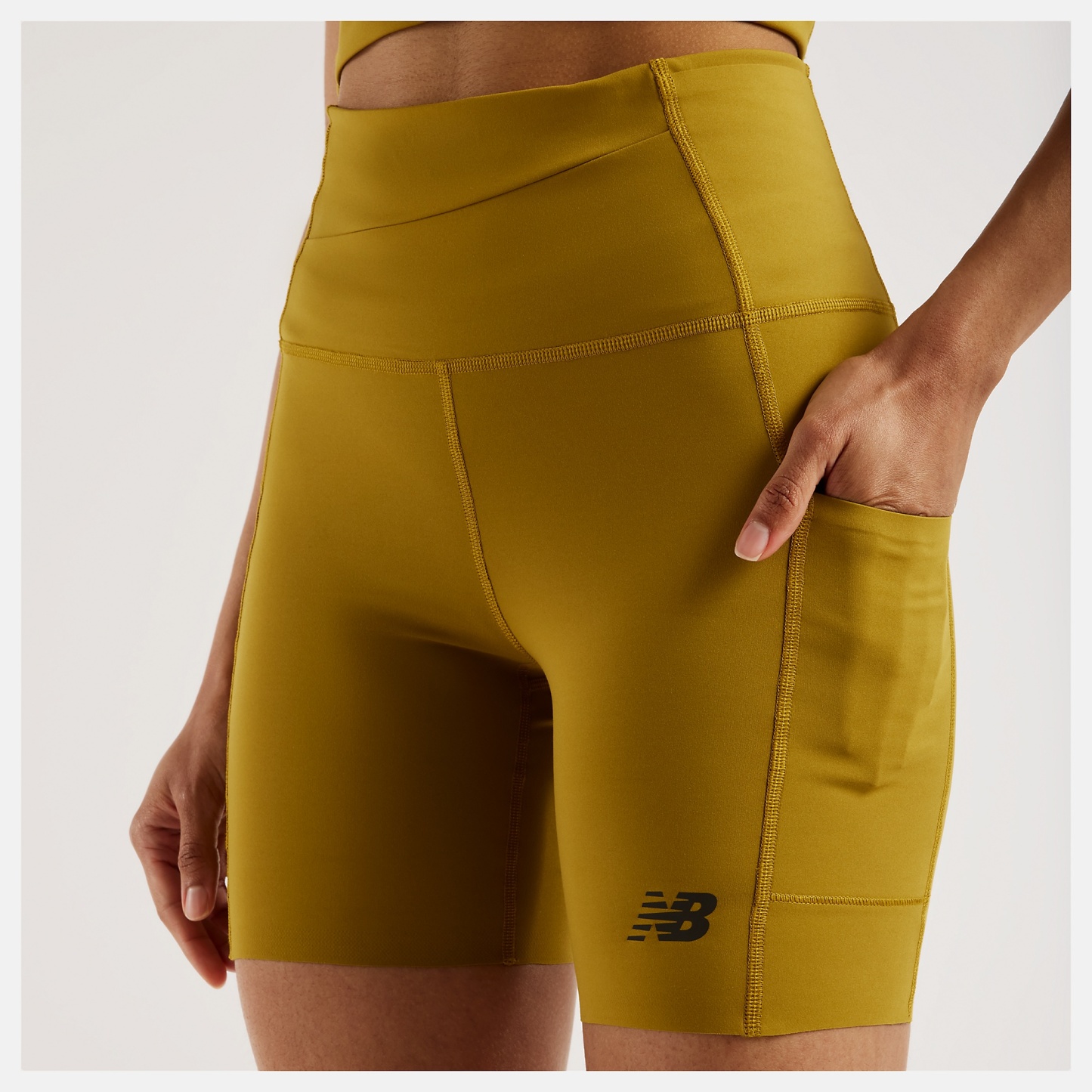 Amande lleva una talla S y mide 5'8"/172cm. Pecho : 33.5"/85cm, Cintura : 24.5"/62cm, Caderas : 35"/89cm