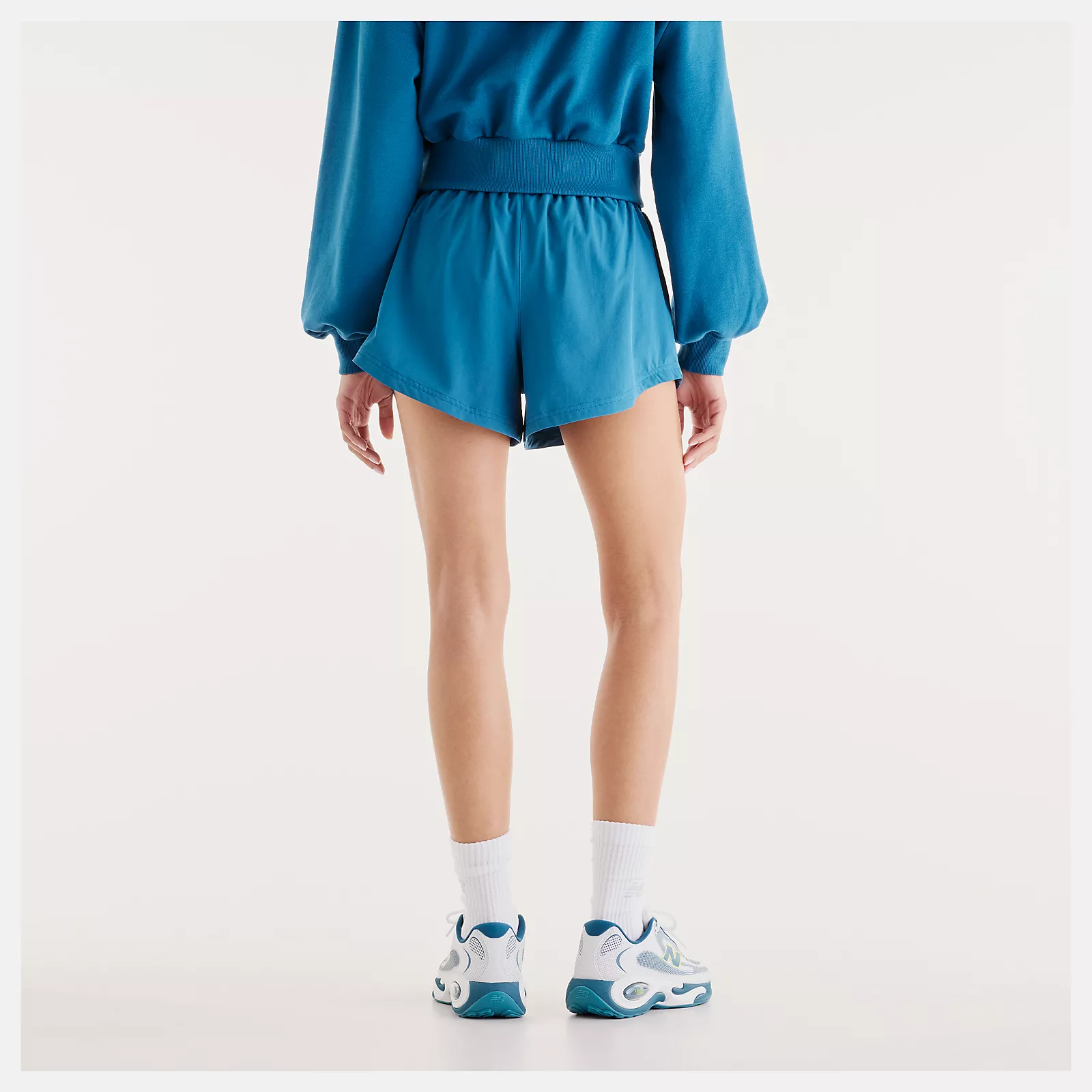 Lola is wearing size S and is 5'8"/172.72cm. Chest: 31.5"/80.01cm, Waist: 25.5"/64.77cm, Hips: 36"/91.44cm