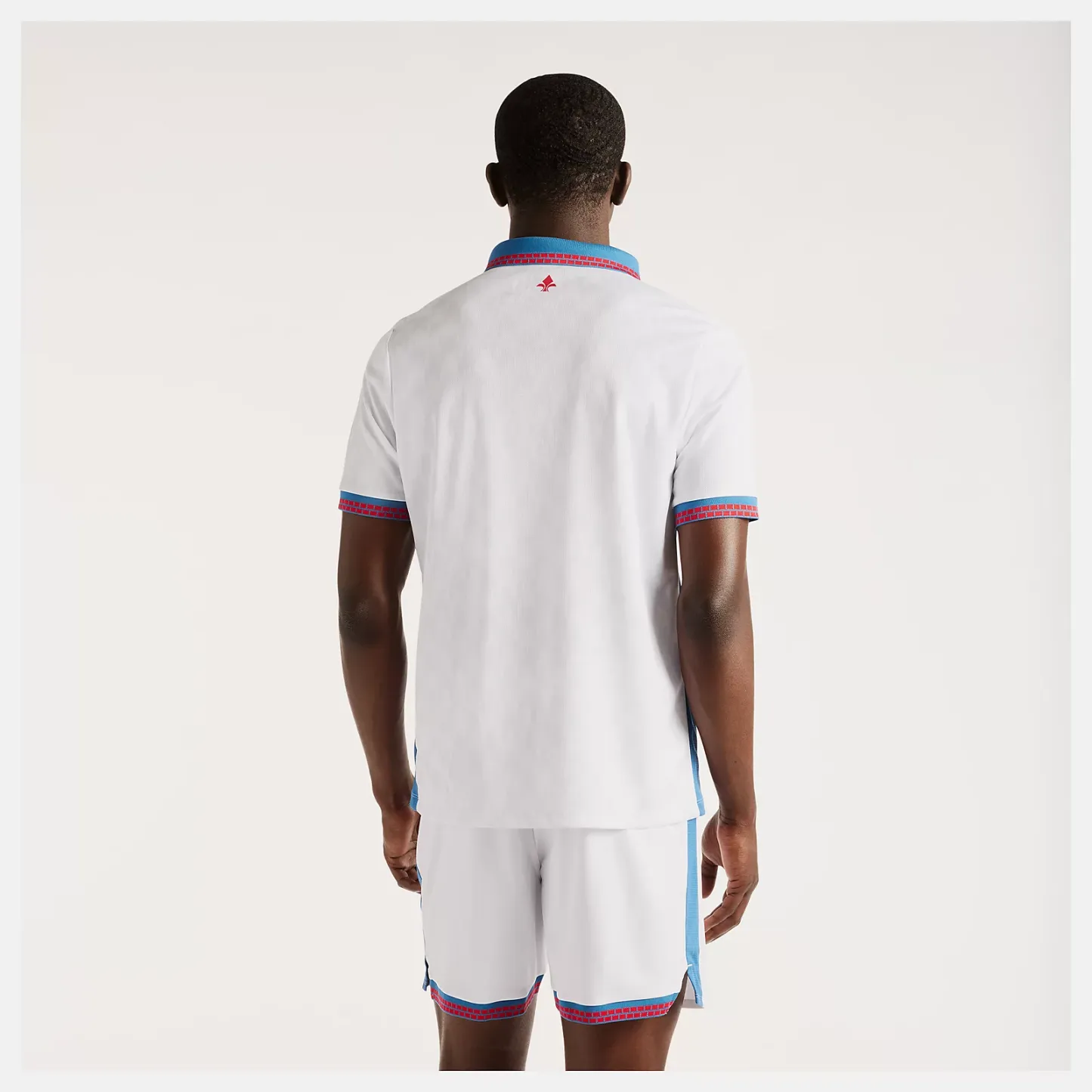 Nelson is wearing size M and is 5'4.5"/164cm. Chest: 34.75"/88cm, Waist: 29"/74cm, Hips: 35.5"/90cm